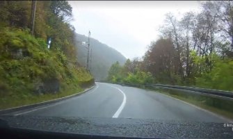 Šokantan snimak iz Bihaća: Auto slijeće sa puta i prevrće se(VIDEO)