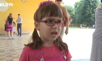 Djevojčica recitovala pjesmicu za prvi razred i sve nasmijala (VIDEO)