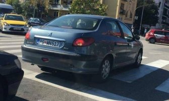 Službeno vozilo na sred  pješačkog prelaza čeka zeleno!