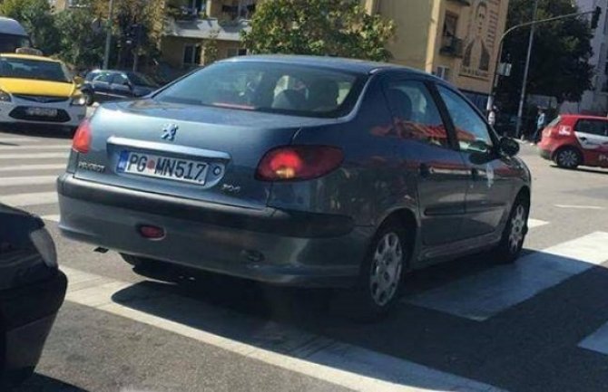 Službeno vozilo na sred  pješačkog prelaza čeka zeleno!