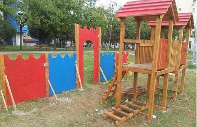Podgorica: Uništeno igralište postavljeno prije nekoliko dana (FOTO)