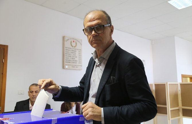 Drešević glasao u Tuzima: Crna Gora ide dobro, prema NATO-u i EU