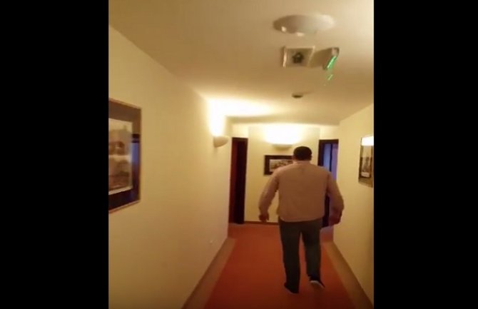 Demokrate Budva: Kriminalna grupa vodi evidenciju birača koji nijesu izašli na izbore i vrše pritisak(VIDEO)