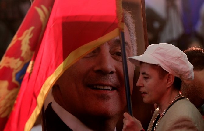 Komersant: Građani Crne Gore glasali za NATO i EU