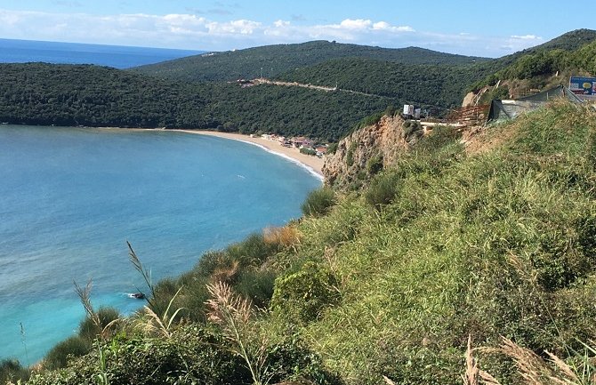 Veliki protest mještana MZ Jaz i Lastve:Bespravna gradnja žičare ZIP LINE u Budvi