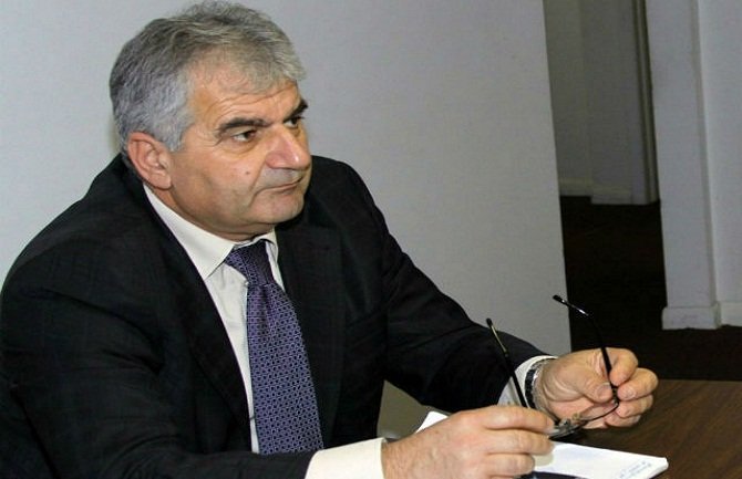 Siništaj : Albanci moraju biti odlučni, a ne poslušni