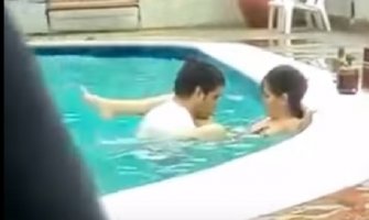  Na javnom bazenu  razuzdani par uhvaćen  tokom seksa (Video 18+) 