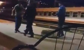 Nesvakidašnja situacija: Nije mogao u voz bez karte pa polupao žardinjere (Video)