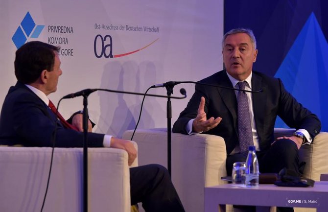 Đukanović: Nema nikakvog povlačenja i nema potrebe ni za kakvom misterijom 