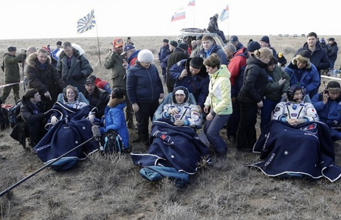 Svemirska kapsula Sojuz sa troje astronauta sletjela na Zemlju