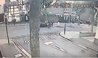 London: Automobilom gazi pješake i bježi (Video)