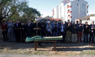  Klanjana dženaza za osobe čiji su posmrtni ostaci pronađeni prilikom arheološkog iskopavanja Hadrovića džamije