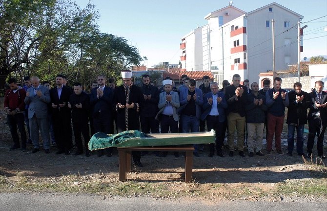  Klanjana dženaza za osobe čiji su posmrtni ostaci pronađeni prilikom arheološkog iskopavanja Hadrovića džamije