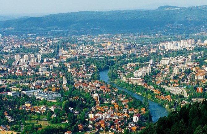 Požar u Banjaluci, vatra guta sve pred sobom: Vatrena stihija se proširila na najpoznatiji hotel u gradu