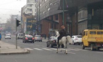 Nesvakidašnja situacija: Kauboj na konju u centru Sarajeva (Foto)