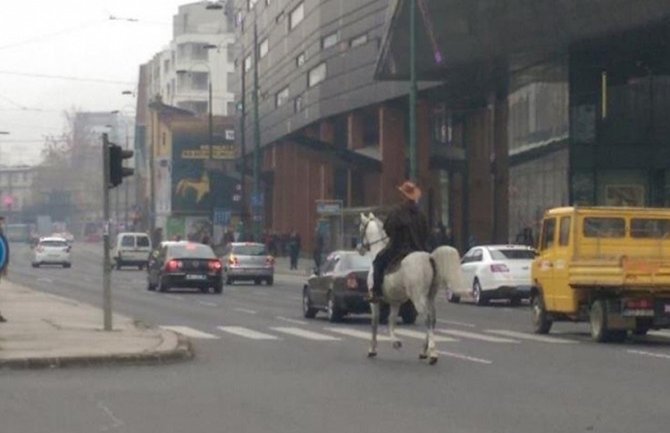 Nesvakidašnja situacija: Kauboj na konju u centru Sarajeva (Foto)