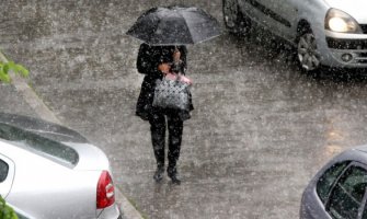 Jako nevrijeme zahvatilo Srbiju: Pomislila sam da će voda sve odnijeti