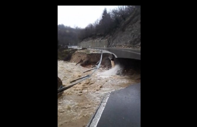 Rijeka odnijela magistralu kod Berana (VIDEO)