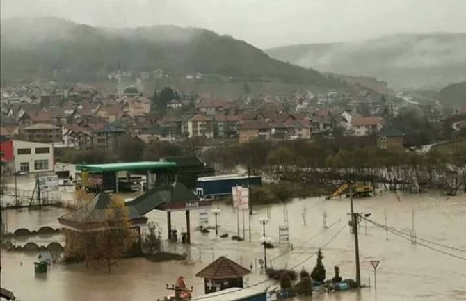 Velike poplave zahvatile i nekoliko gradova u Srbiji