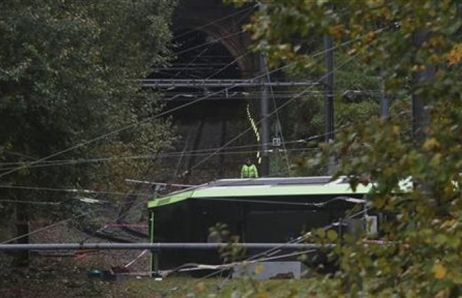 Prevrnuo se tramvaj u Londonu: Preko 50 osoba povrijeđeno, ima žrtava(VIDEO)