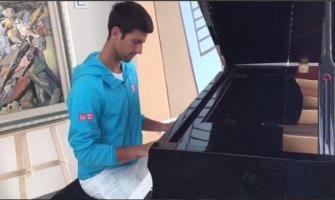 Ne zanimaju ga kritike: Nole sjeo za klavir i nasmijao sve (VIDEO)