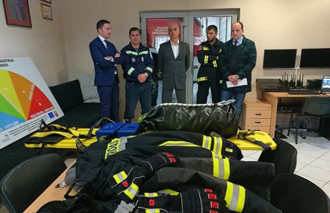 Bogdanović zvanično predao novu opremu i sisteme Službi zaštite i spašavanja