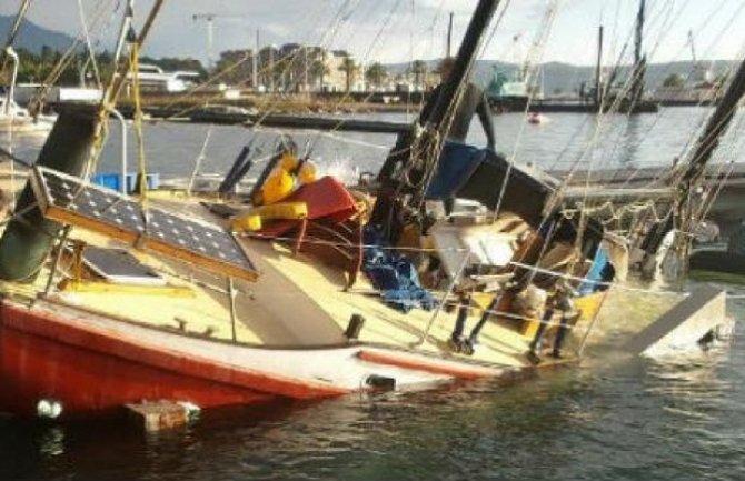  Jahta oštećena u jakom nevremenu