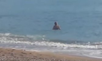 Hladno vrijeme nije prepreka za uživanje: Novembarsko kupanje u Budvi (Video)