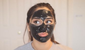 Crna maska koja uklanja mitisere novi hit kod djevojaka!(VIDEO)