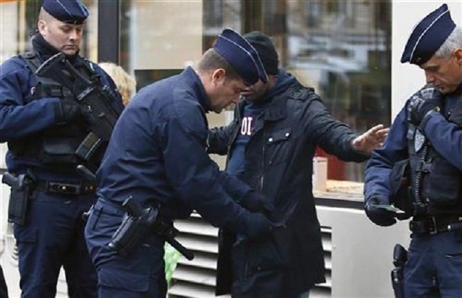  Pariz: Zatvorena bolnica zbog prijetnje bombom (VIDEO)