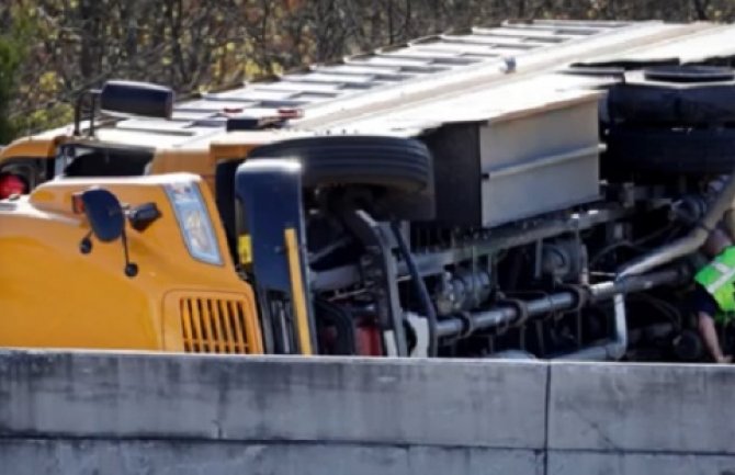 Prevrnuo se školski autobus, 23 povrijeđeno