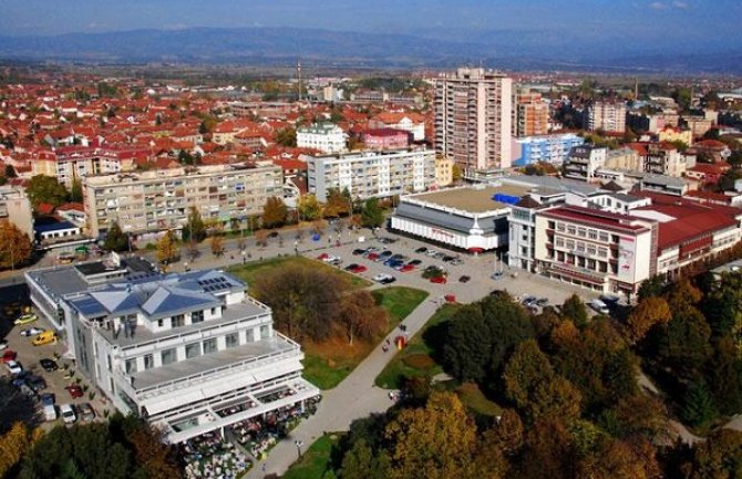 Deda vrijeđao nastavnike, šutnuo direktora i prebio učenika