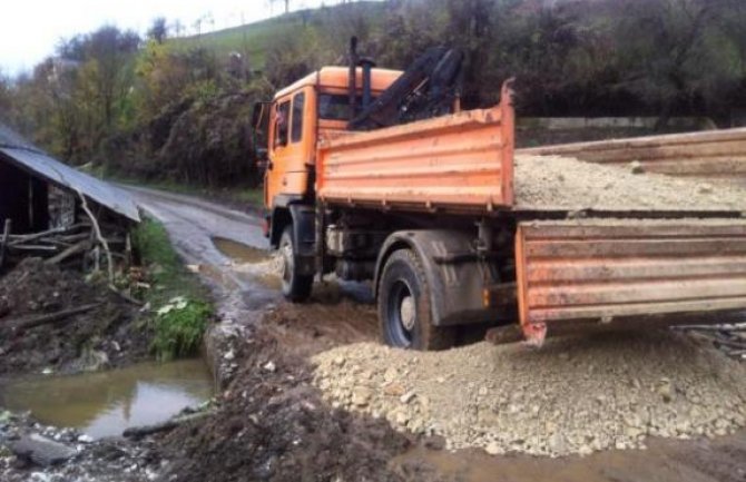 Radovi u Petnjici: Do petka će biti završeno 2,5 kilometara lokalnih puteva