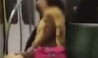 Putnici šokirani: Žena masturbirala u vozu (VIDEO)