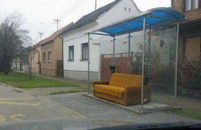 Ova fotografija je obišla region: Kako Crnogorci čekaju autobus