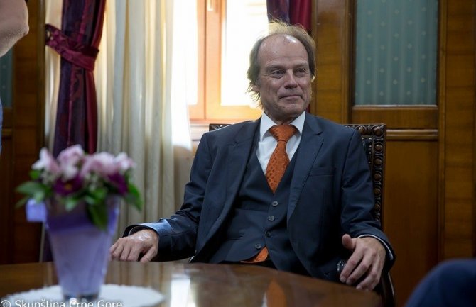 Zabrinjavajuće što samo 42 poslanika učestvuju u radu parlamenta