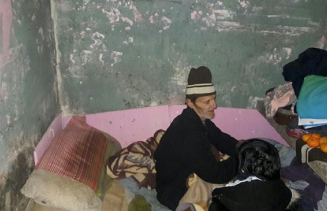 Pomozimo Životi i Zoranu: Život dva šezdesetogodišnjaka u napuštenom toaletu(FOTO)