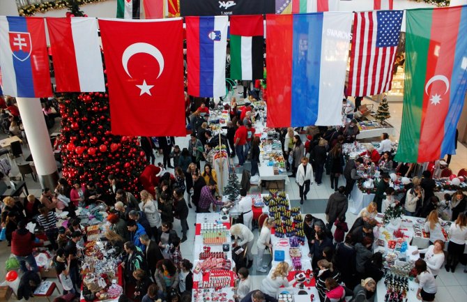 Podgorica: Otvoren humanitarni božićni bazar