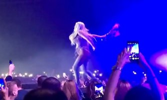 Skinula se na bini, fanovi je dodirivali i ljubili! (VIDEO)