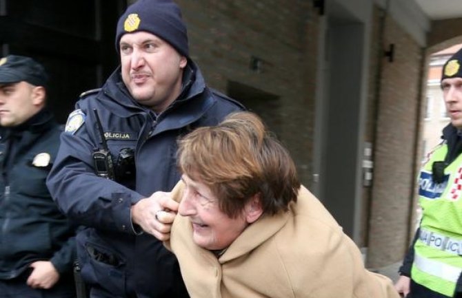 Hrvat pijan pogriješio stan, skinuo se i legao pored policajca u krevet