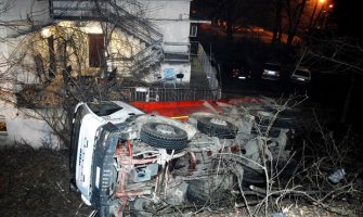 Kamion od 15 tona uletio pravo u dvorište, porodica pukom srećom preživjela!