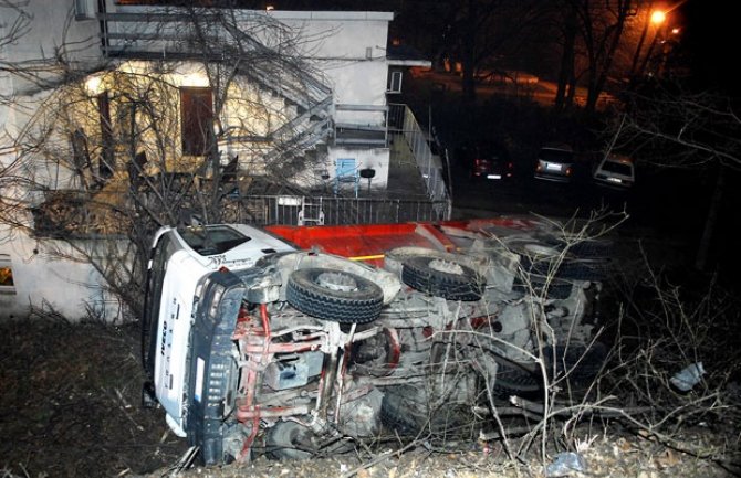 Kamion od 15 tona uletio pravo u dvorište, porodica pukom srećom preživjela!