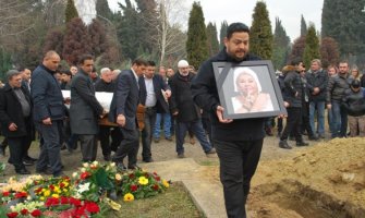 Poslednji aplauz za Esmu: Sahranjena kraljica romske muzike