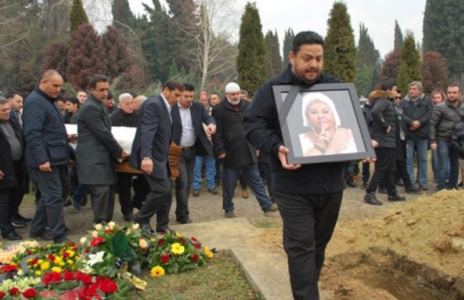 Poslednji aplauz za Esmu: Sahranjena kraljica romske muzike