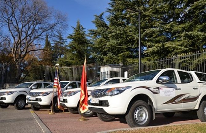 Ambasada SAD donirala Upravi carina 4 terenska vozila