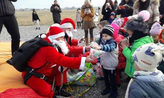 Djeda Mraz donio poklone padobranom, mališani oduševljeni (FOTO)
