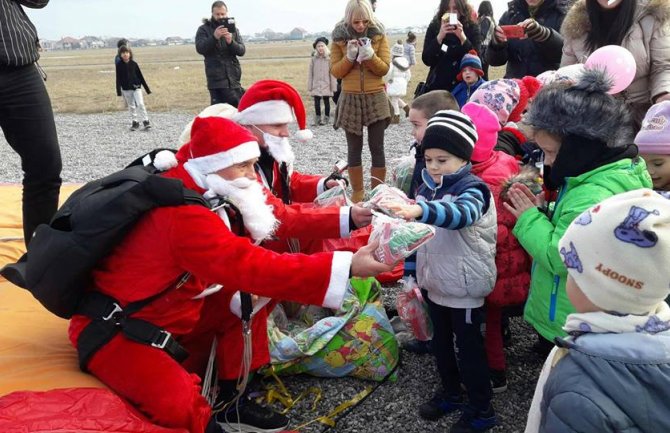 Djeda Mraz donio poklone padobranom, mališani oduševljeni (FOTO)