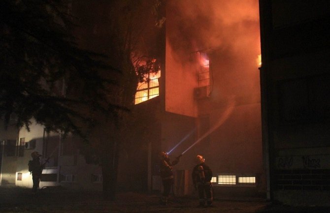 Podgorica: Požar u Bloku 5, izgoreo stan, naselje ostalo bez struje! (VIDEO)