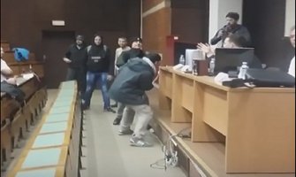 Neonacisti upali na Filozofski fakultet u Beogradu, studente tukli kaiševima (VIDEO)