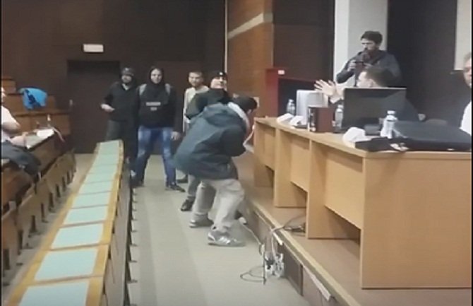 Neonacisti upali na Filozofski fakultet u Beogradu, studente tukli kaiševima (VIDEO)